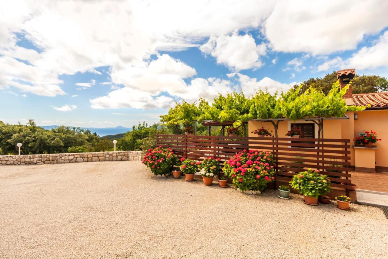 Holiday Home Lana ลาบิน ภายนอก รูปภาพ