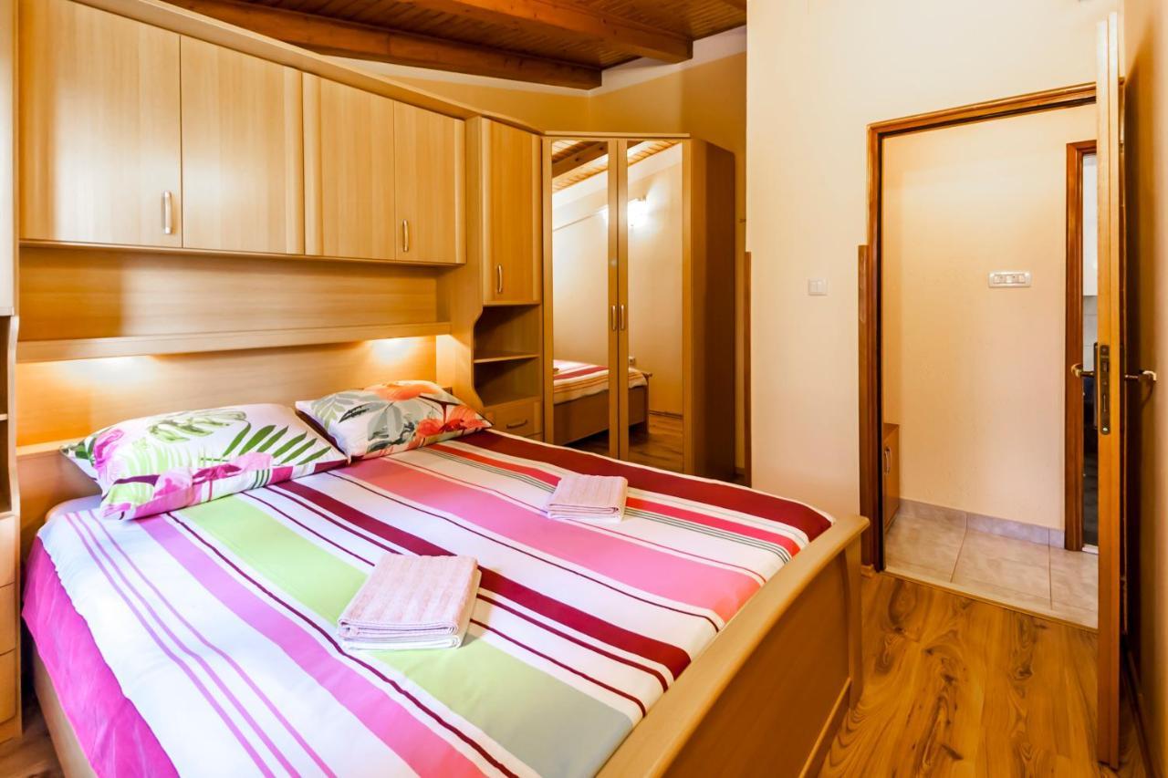 Holiday Home Lana ลาบิน ภายนอก รูปภาพ