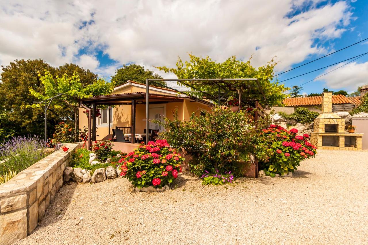 Holiday Home Lana ลาบิน ภายนอก รูปภาพ