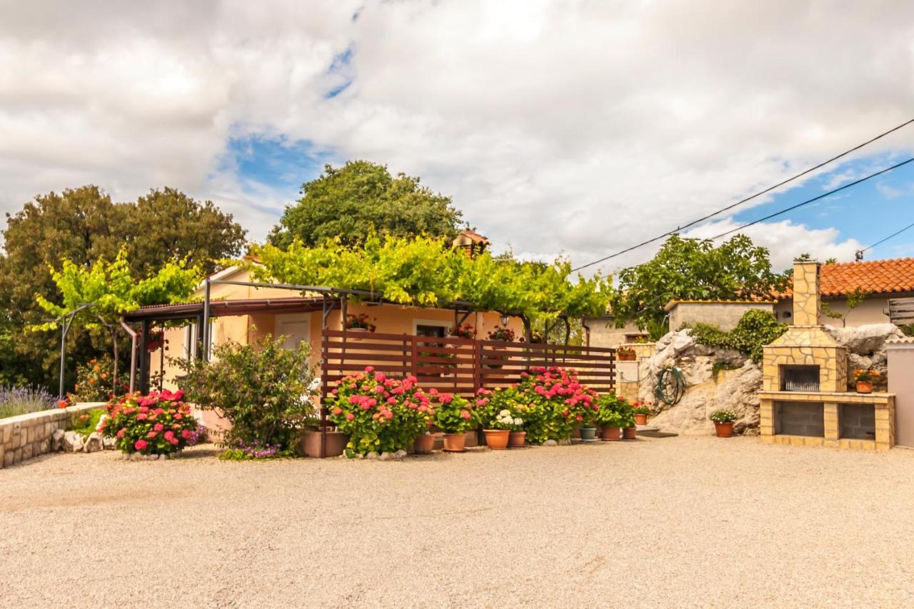 Holiday Home Lana ลาบิน ภายนอก รูปภาพ