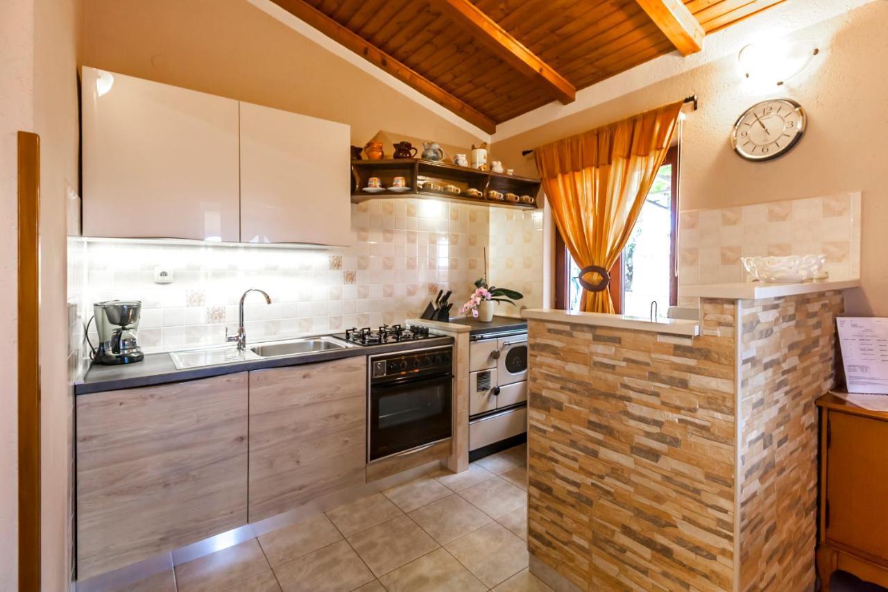 Holiday Home Lana ลาบิน ภายนอก รูปภาพ