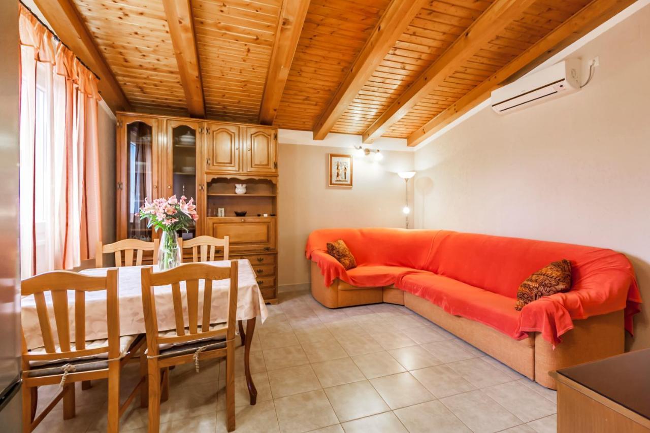 Holiday Home Lana ลาบิน ภายนอก รูปภาพ