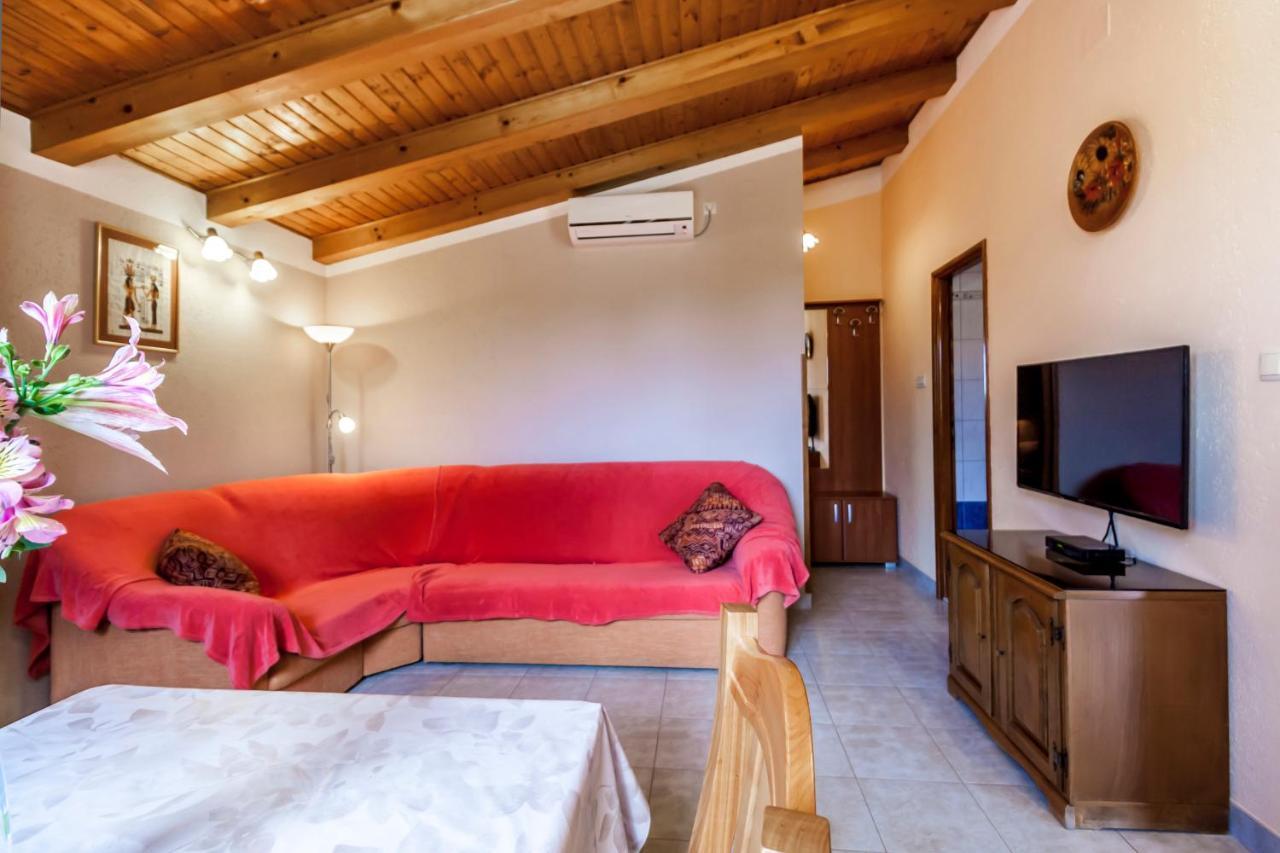 Holiday Home Lana ลาบิน ภายนอก รูปภาพ