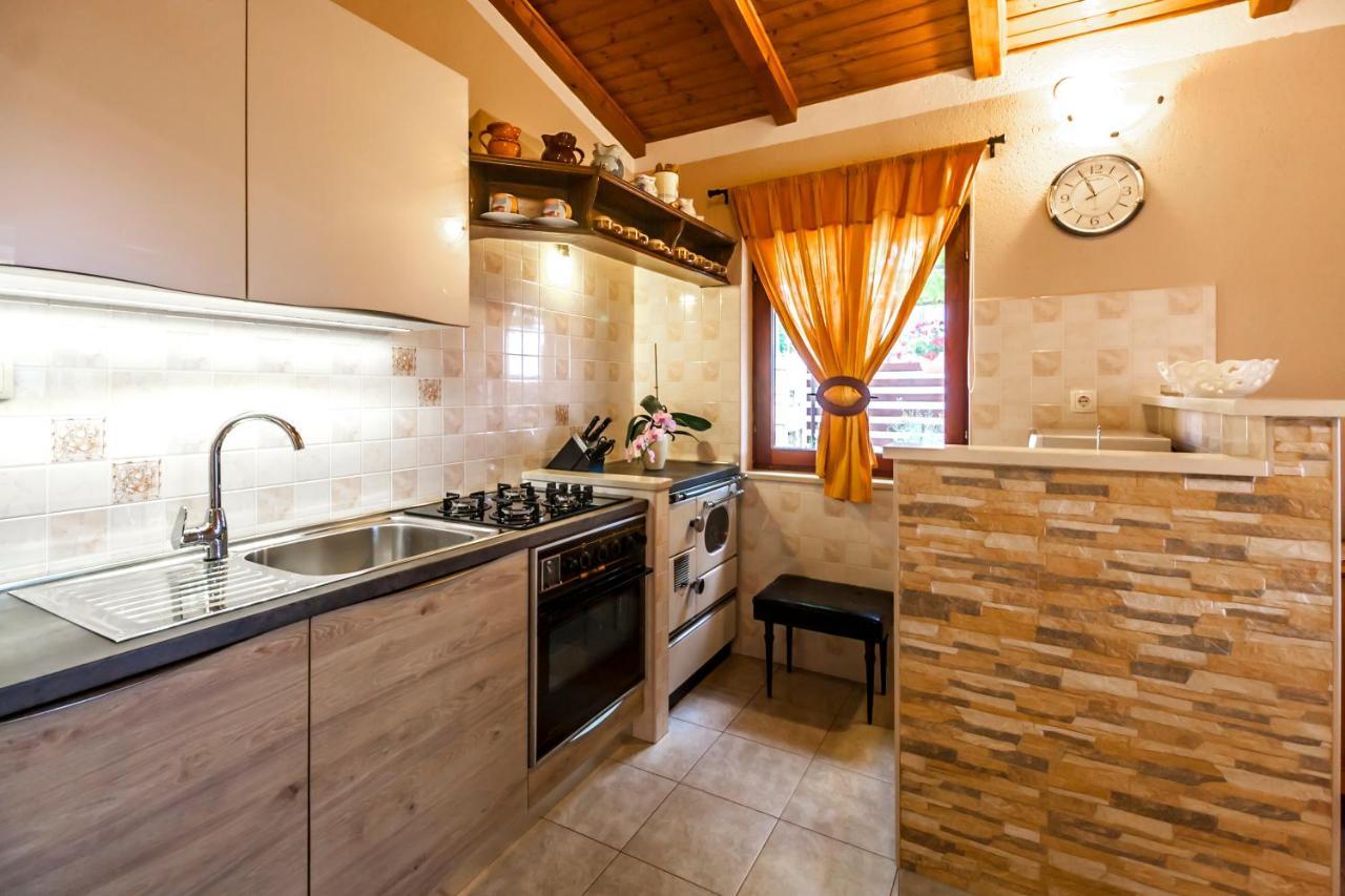 Holiday Home Lana ลาบิน ภายนอก รูปภาพ